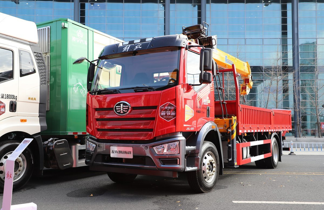 Cran monté sur camionnette FAW J6L 220hp XCMG Cran à bras droit 8 tonnes tout neuf
