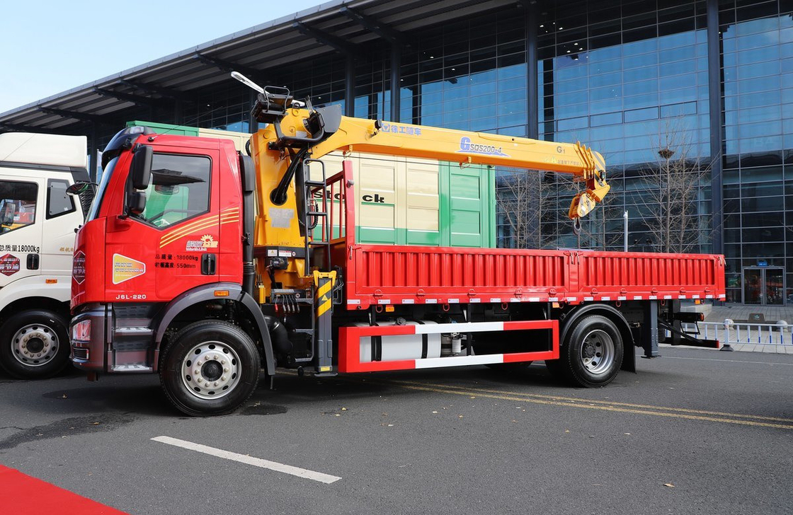 Cran monté sur camionnette FAW J6L 220hp XCMG Cran à bras droit 8 tonnes tout neuf