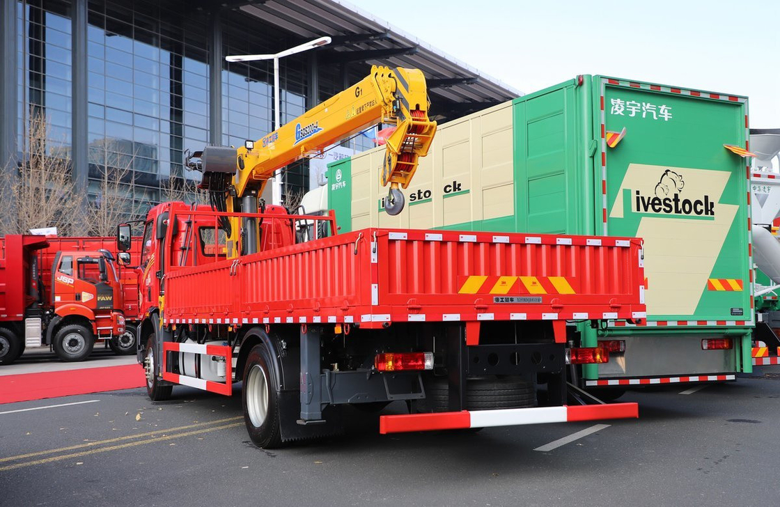 Cran monté sur camionnette FAW J6L 220hp XCMG Cran à bras droit 8 tonnes tout neuf