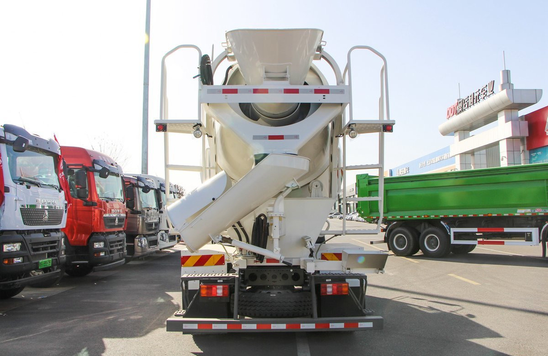 Béton Mini Truck Mixer HOWO 4 × 2 Weichai Moteur 220hp 4 cube à un seul axe 6 pneus