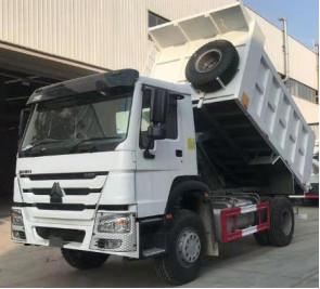Les camions Howo sont à vendre Ghana Chargement de 16 tonnes 300 chevaux très puissant Volant à gauche Euro 2