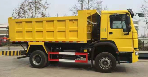 Les camions Howo sont à vendre Ghana Chargement de 16 tonnes 300 chevaux très puissant Volant à gauche Euro 2