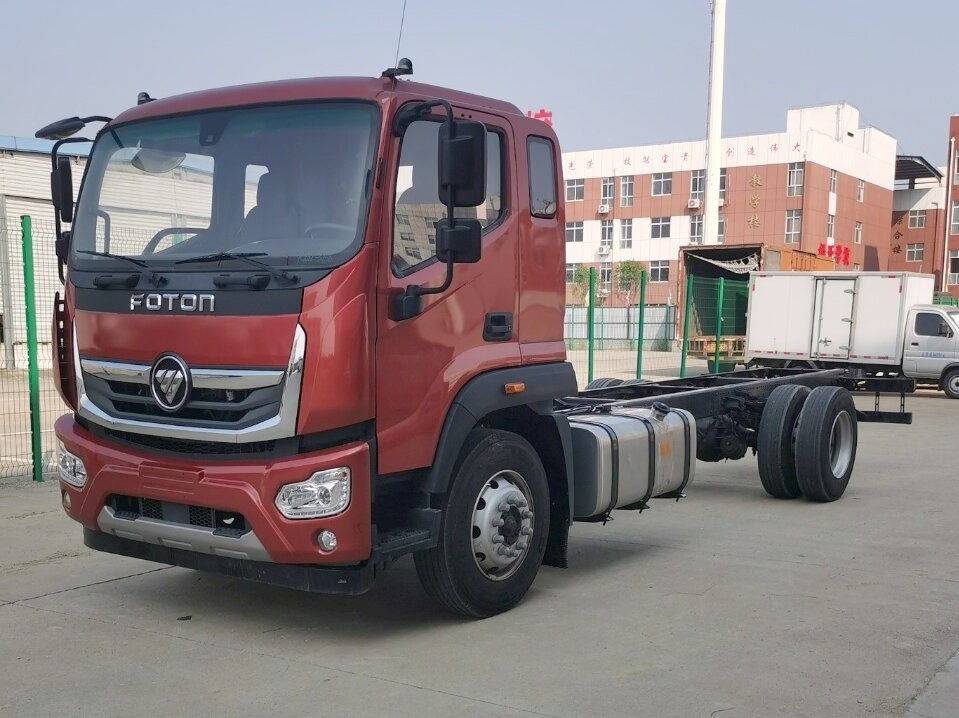 Chassis de camion de marchandises de 10 tonnes 4 * 2 pneus arrière doubles Euro 3 moteur Cummins 5150