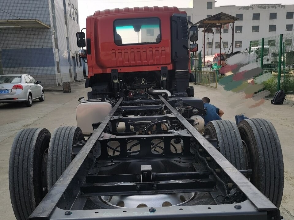 Chassis de camion de marchandises de 10 tonnes 4 * 2 pneus arrière doubles Euro 3 moteur Cummins 5150