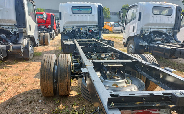 Camion de marchandises en rangée unique Isuzu 10 tonnes 4×2 Camion de camions 5,5 mètres de long Box Euro 4 Cabine plate
