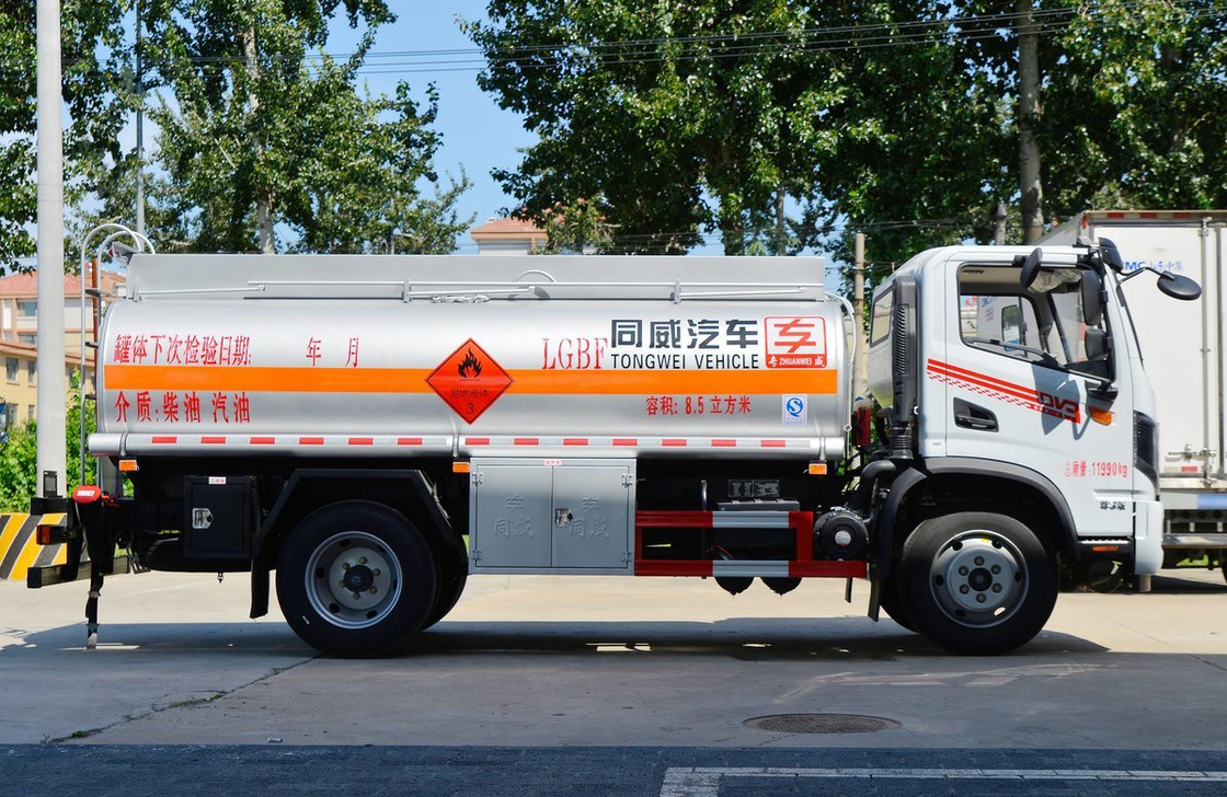 Vente de camion pétrolier au Kenya Dongfeng 4*2 châssis 8,5 cubic Tanker Yuchai Moteur 165 ch
