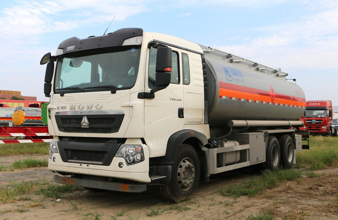 Sinotruck Howo 6*4 Mode de conduite 10 Pneus pétrolier camion-citerne 25 m3 10 mètres de longueur LHD