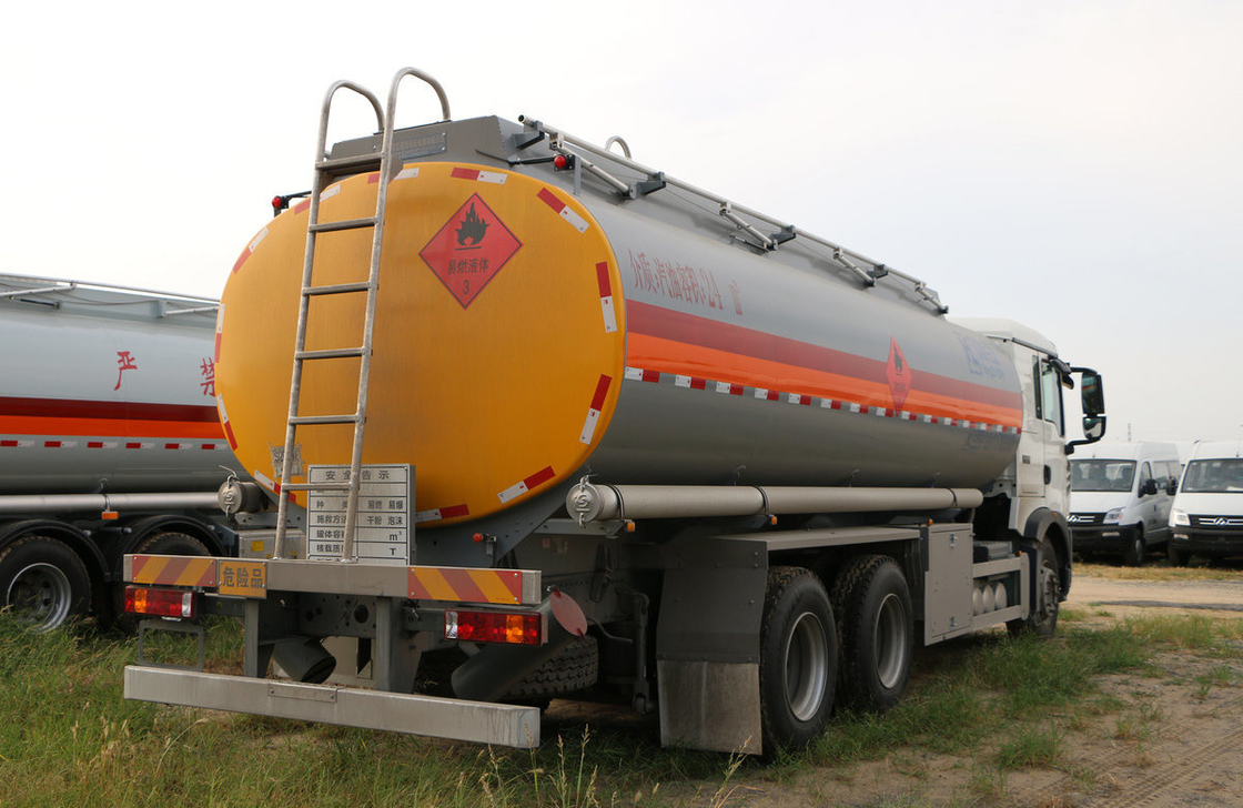 Sinotruck Howo 6*4 Mode de conduite 10 Pneus pétrolier camion-citerne 25 m3 10 mètres de longueur LHD