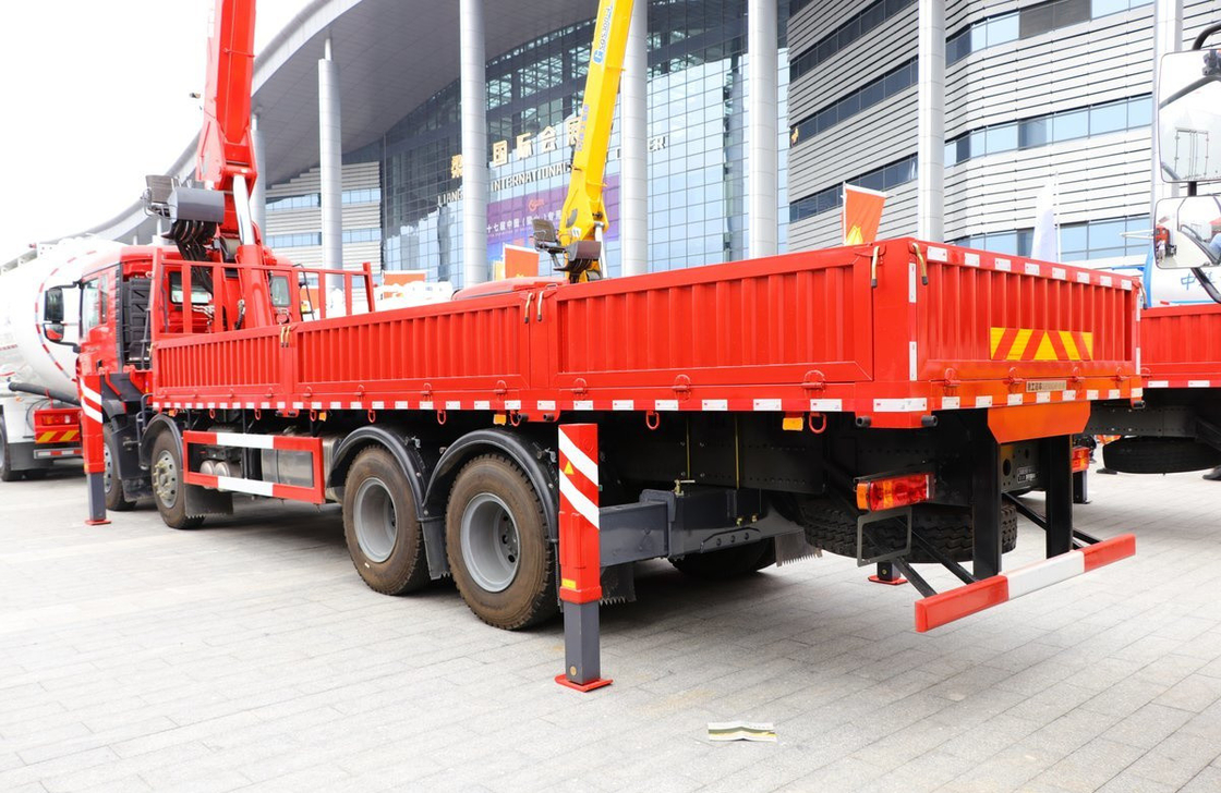 8x4 camion grue montée marque chinoise Howo 350hp moteur Weichai XCMG bras forte puissance