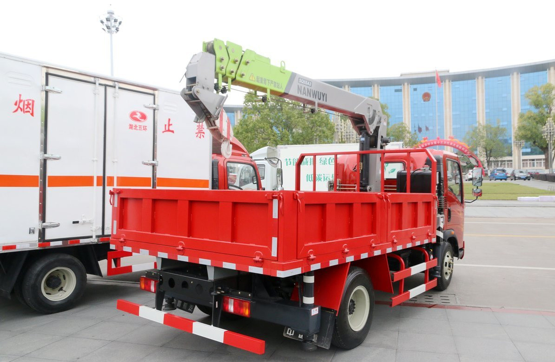 Lecteur de 4 tonnes monté sur une grue de petit camion, transmission manuelle à 8 vitesses, mode conduite 4*2
