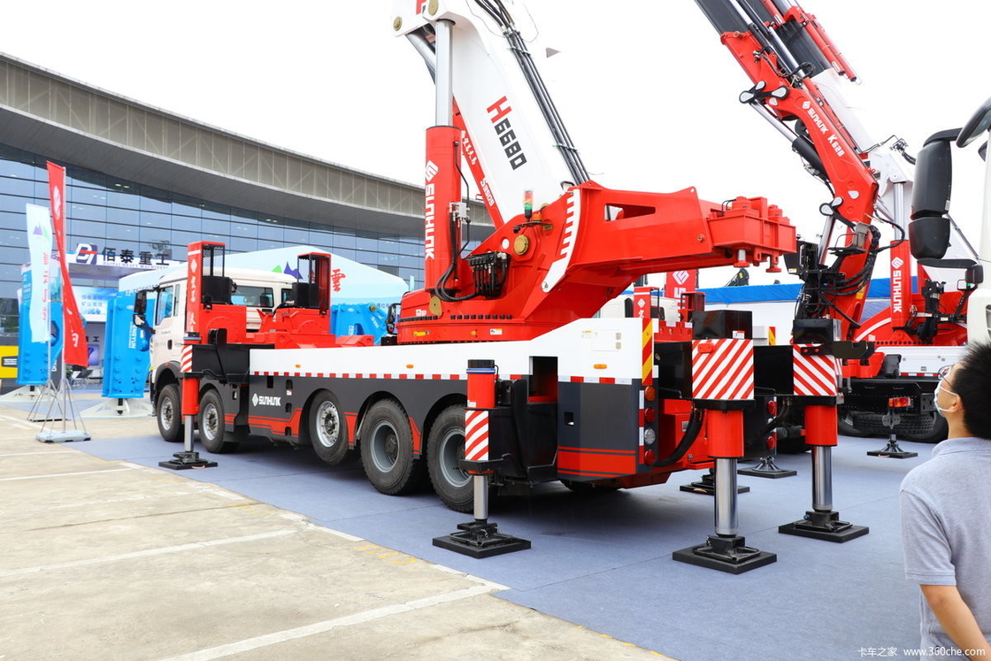 Cran monté sur camion de 100 tonnes Howo 10*4 châssis 440 chevaux