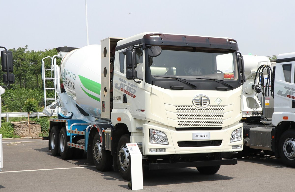 10m3 camion mélangeur de béton Jiefang 8×4 mélangeur moteur GNC 410hp Six cylindres cabine plate