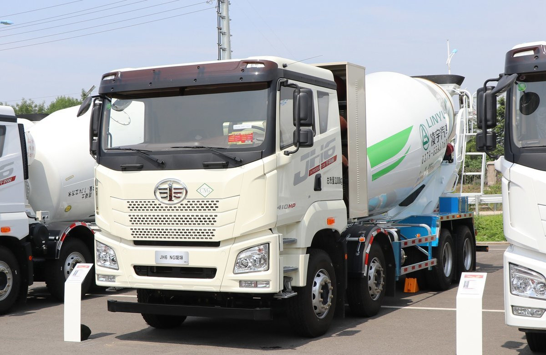 10m3 camion mélangeur de béton Jiefang 8×4 mélangeur moteur GNC 410hp Six cylindres cabine plate
