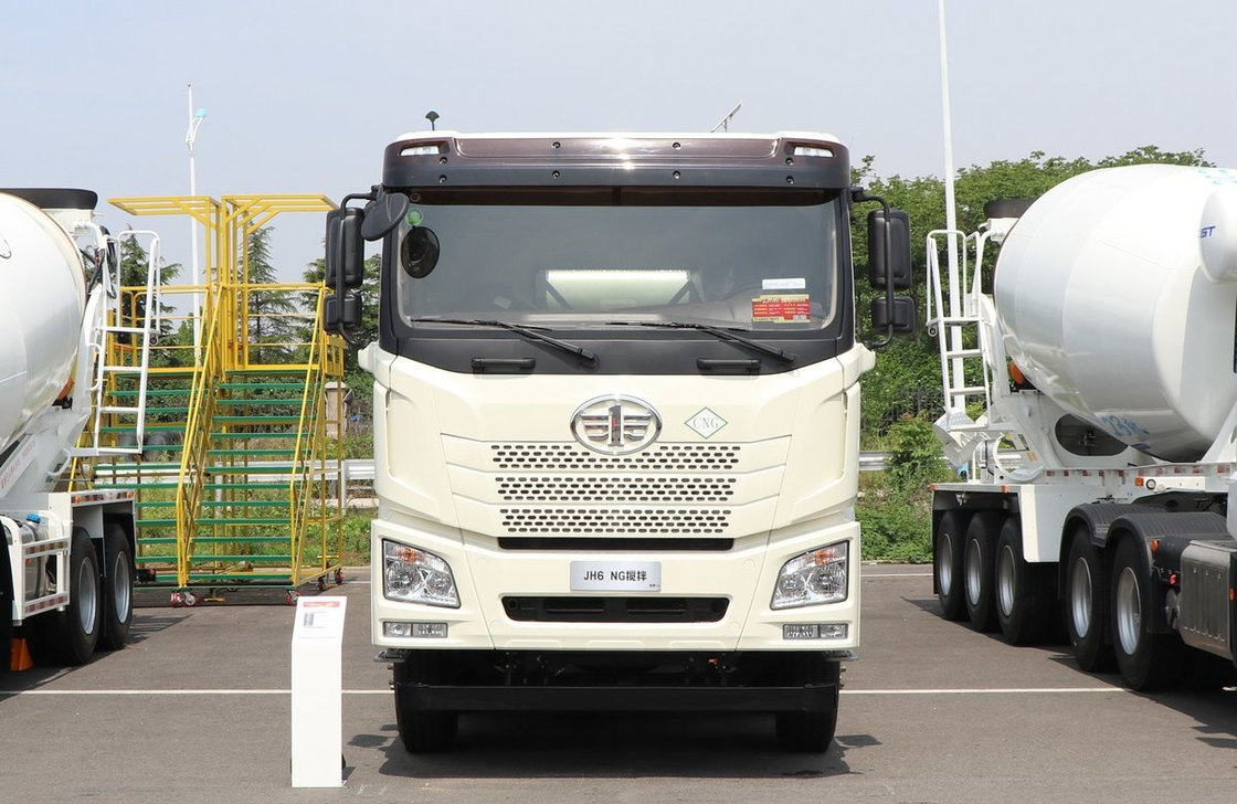 10m3 camion mélangeur de béton Jiefang 8×4 mélangeur moteur GNC 410hp Six cylindres cabine plate