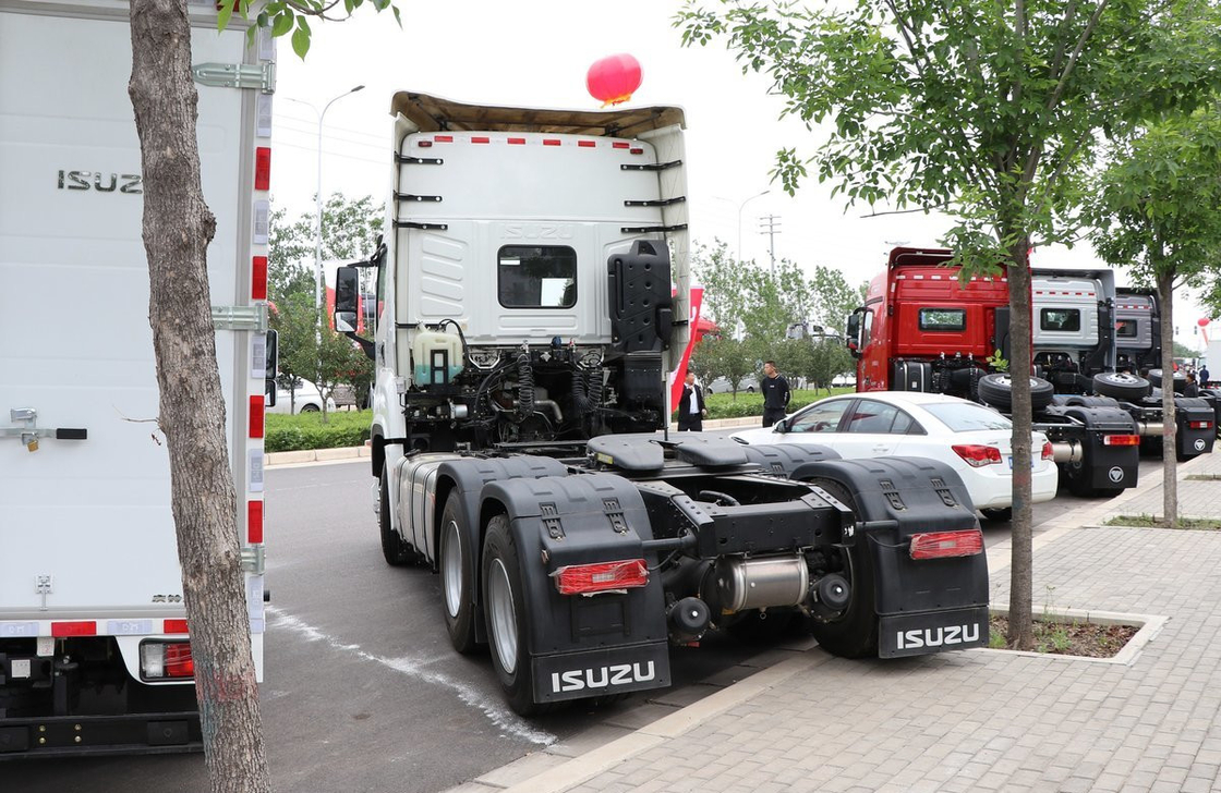 Tracteur Truck Prix Commerce Boîte de vitesses ZF Automatique 6×4 ISUZU Tête de remorque 520hp Cabine haut toit