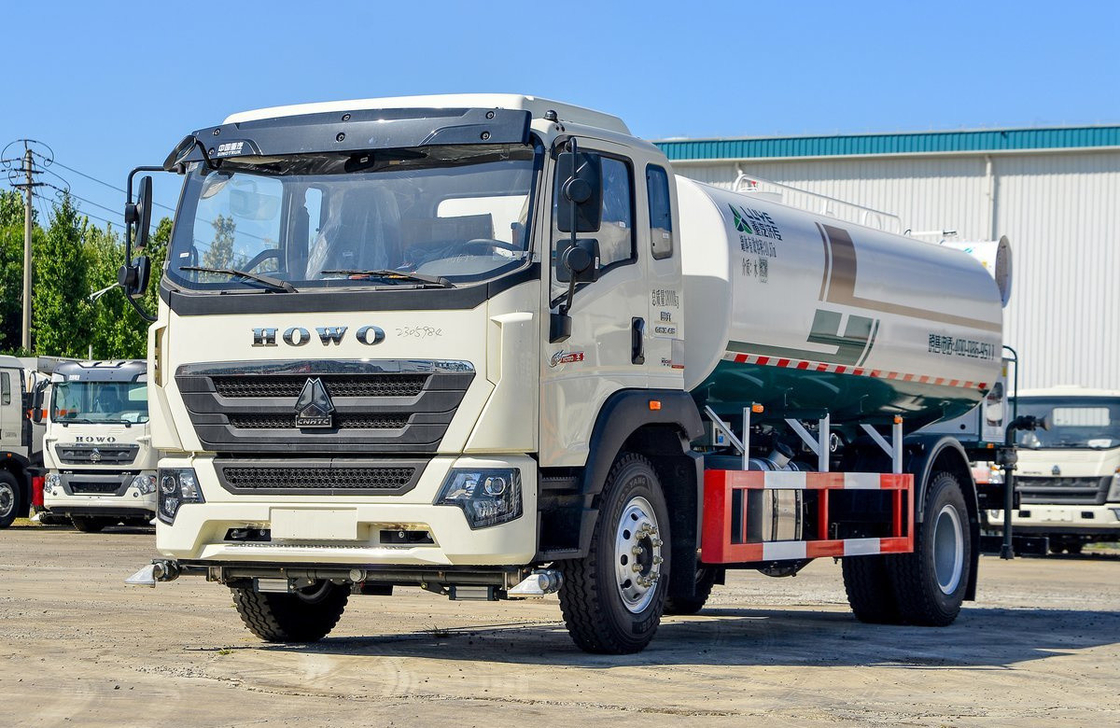 Camion pétrolier 4x2 Sinotruck Howo Weichai 220 chevaux pneus arrière doubles Cabine à rangée unique