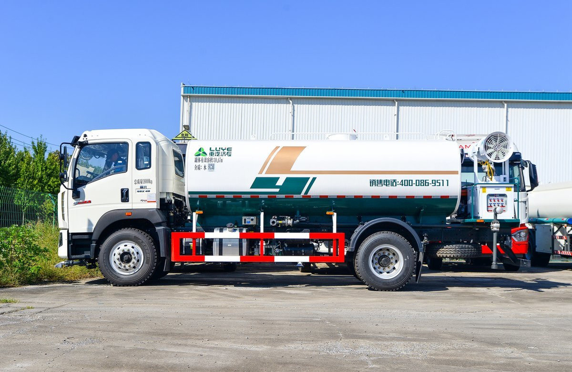 Camion pétrolier 4x2 Sinotruck Howo Weichai 220 chevaux pneus arrière doubles Cabine à rangée unique