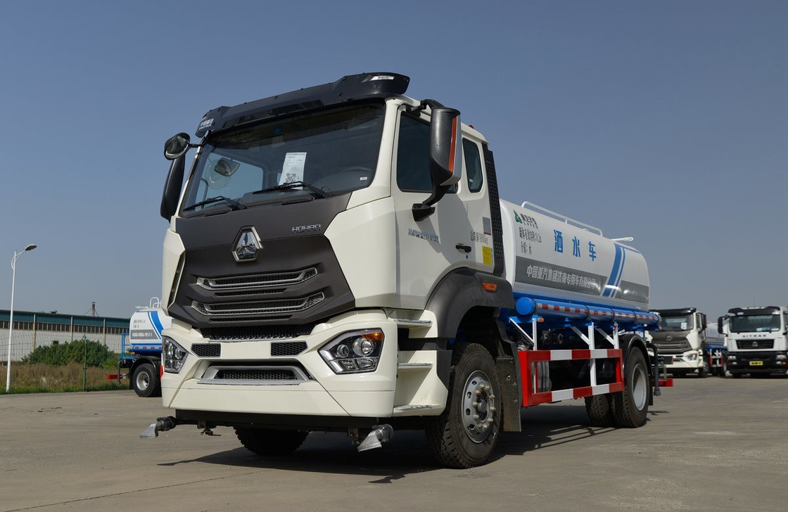 Camion à aspersion à essieu unique Sinotruck Hohan modèle 10 M3 Route de pulvérisation tout neuf LHD
