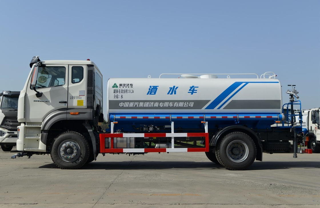 Camion à aspersion à essieu unique Sinotruck Hohan modèle 10 M3 Route de pulvérisation tout neuf LHD