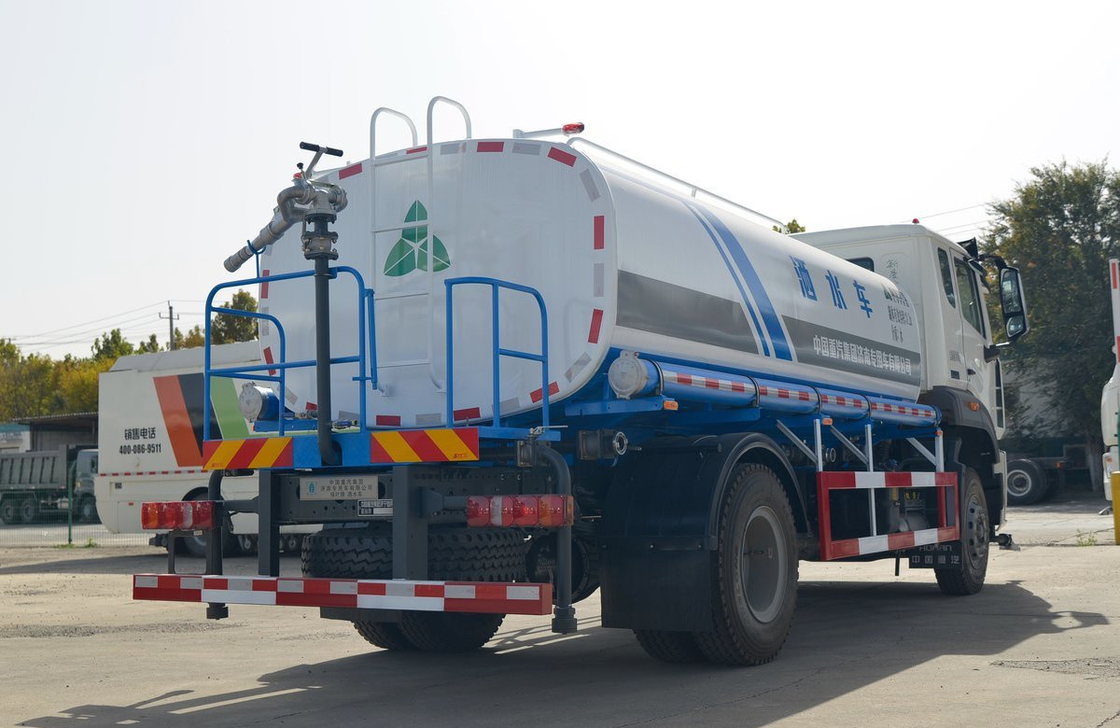 Camion à aspersion à essieu unique Sinotruck Hohan modèle 10 M3 Route de pulvérisation tout neuf LHD