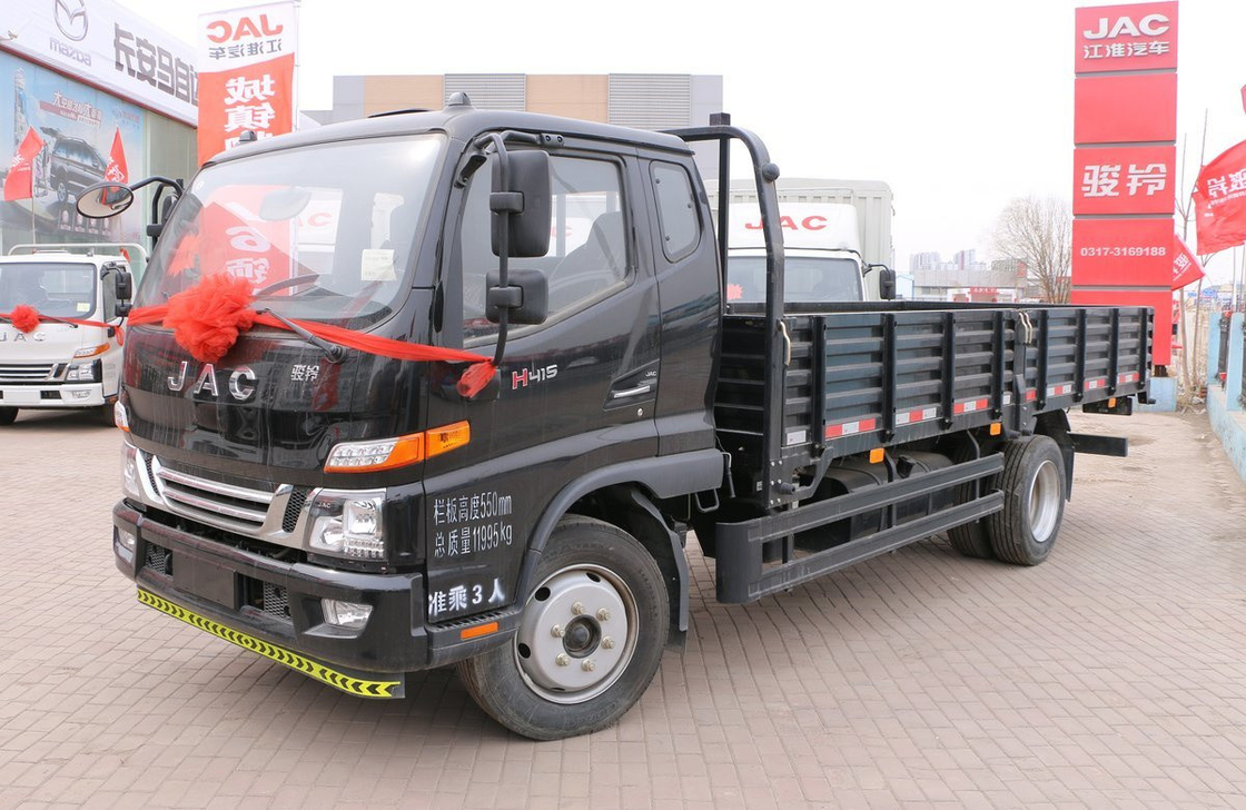 Nouveau camion de marchandises légères Noir Couleur 145 ch moteur diesel Chargement de 8 tonnes Cabine unique et demi