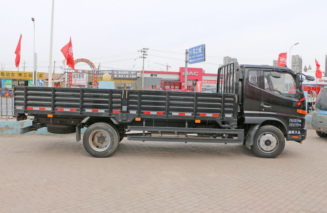 Nouveau camion de marchandises légères Noir Couleur 145 ch moteur diesel Chargement de 8 tonnes Cabine unique et demi