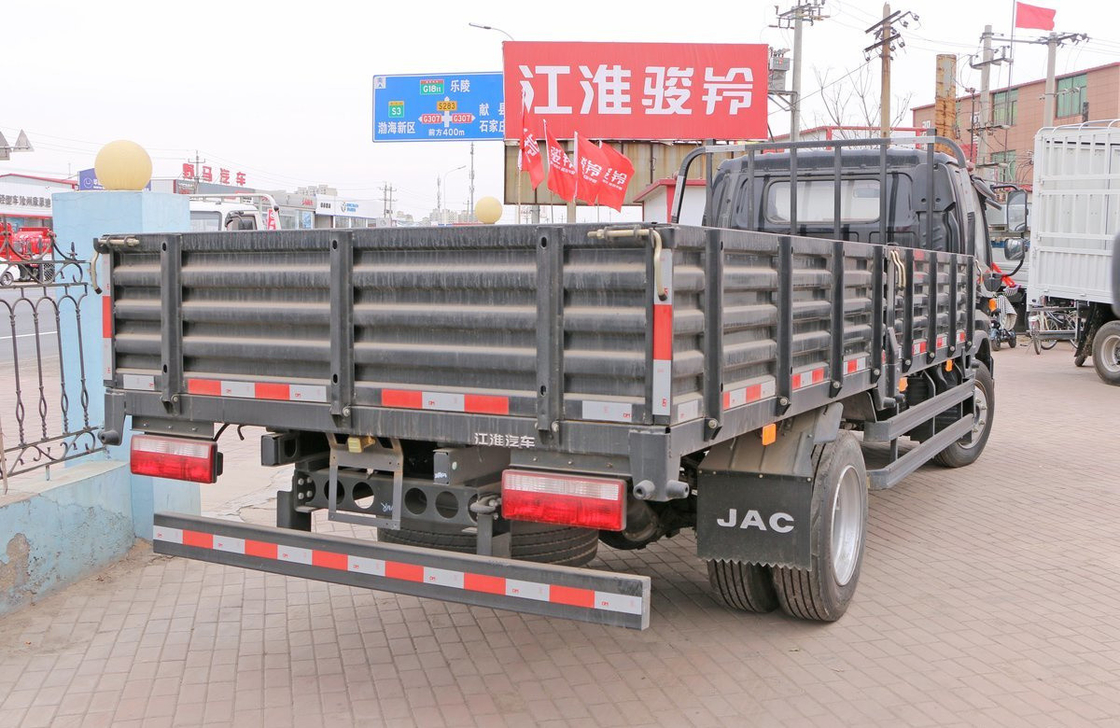 Nouveau camion de marchandises légères Noir Couleur 145 ch moteur diesel Chargement de 8 tonnes Cabine unique et demi