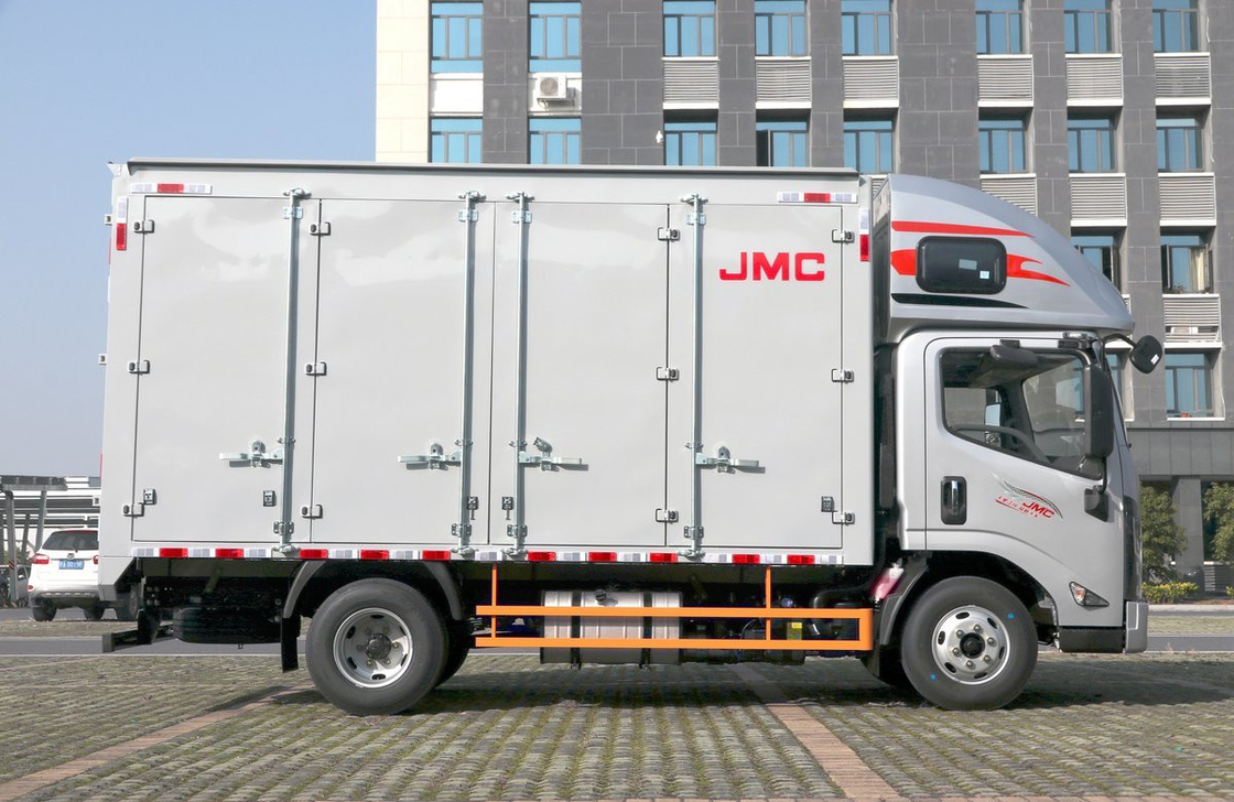Camions de marchandises légères JAC 4,2 mètres Fourgon boîte à deux portes cabine à rangée unique avec couchette
