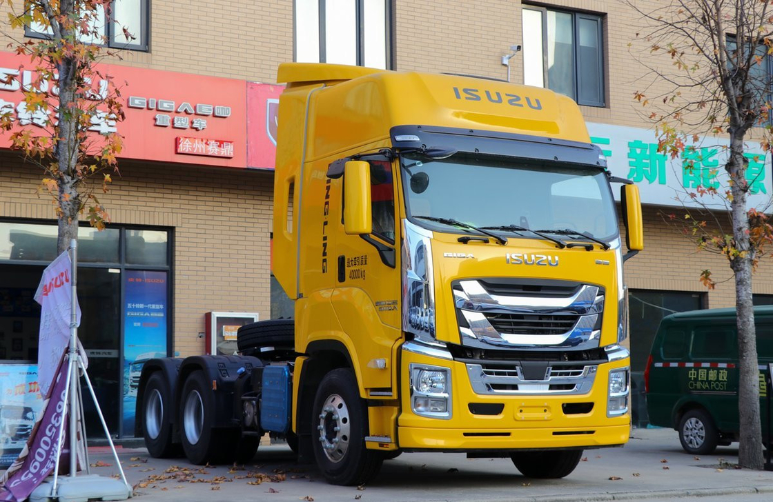Unités de tracteurs de camions d'occasion 460 chevaux puissants Egine ZF Boîte de vitesses Isuzu Prime Mover Cabine haut toit