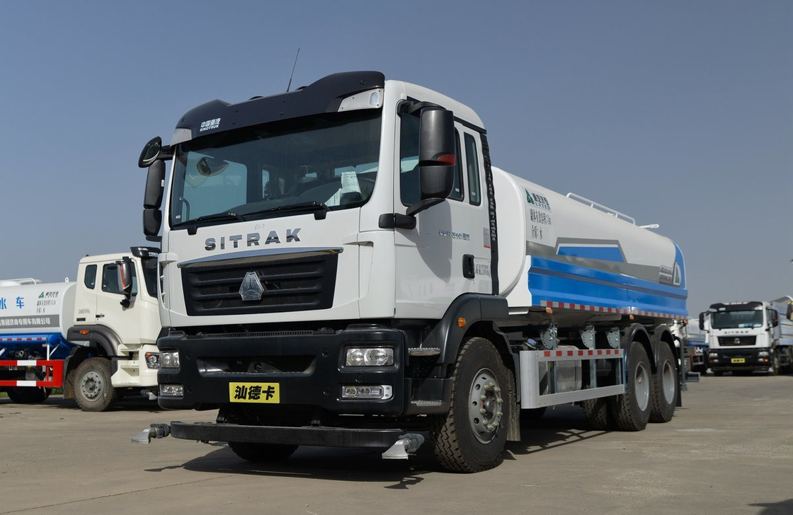 Camion-citerne à eau 6*4 Sinotruck Sitrak 14m3 Capacité Camion-citerne 9,5 mètres de longueur 10 roues