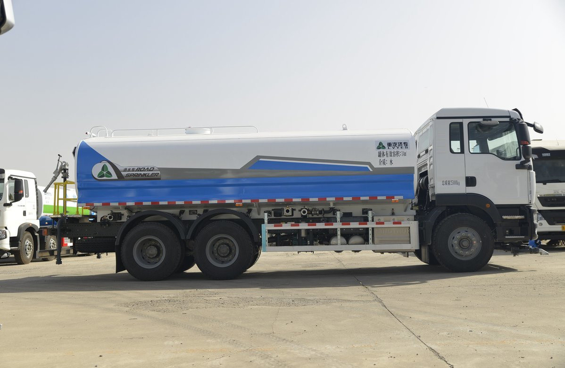 Camion-citerne à eau 6*4 Sinotruck Sitrak 14m3 Capacité Camion-citerne 9,5 mètres de longueur 10 roues