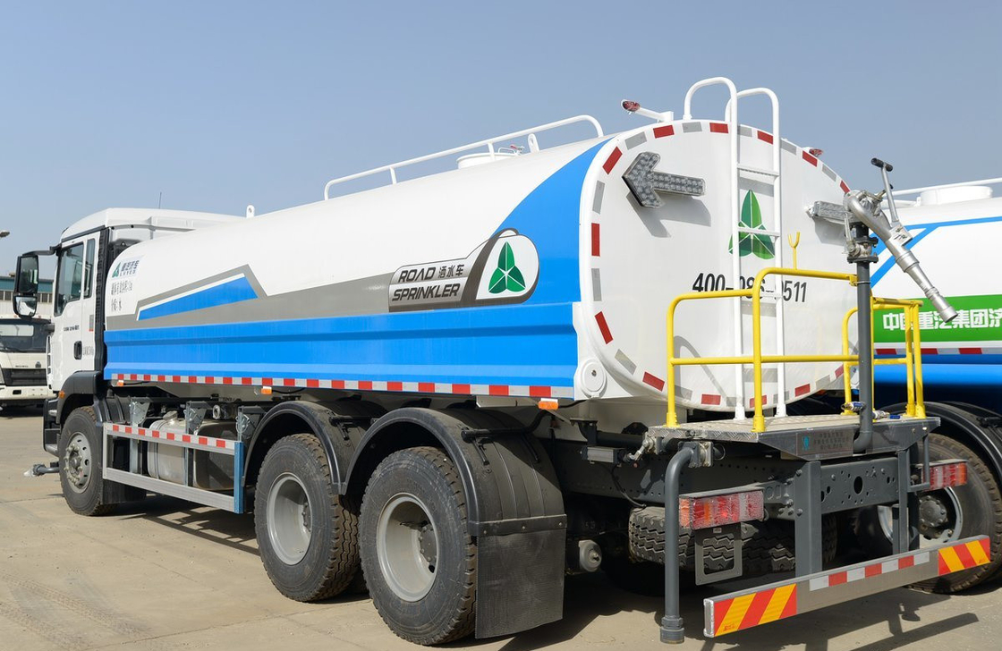 Camion-citerne à eau 6*4 Sinotruck Sitrak 14m3 Capacité Camion-citerne 9,5 mètres de longueur 10 roues