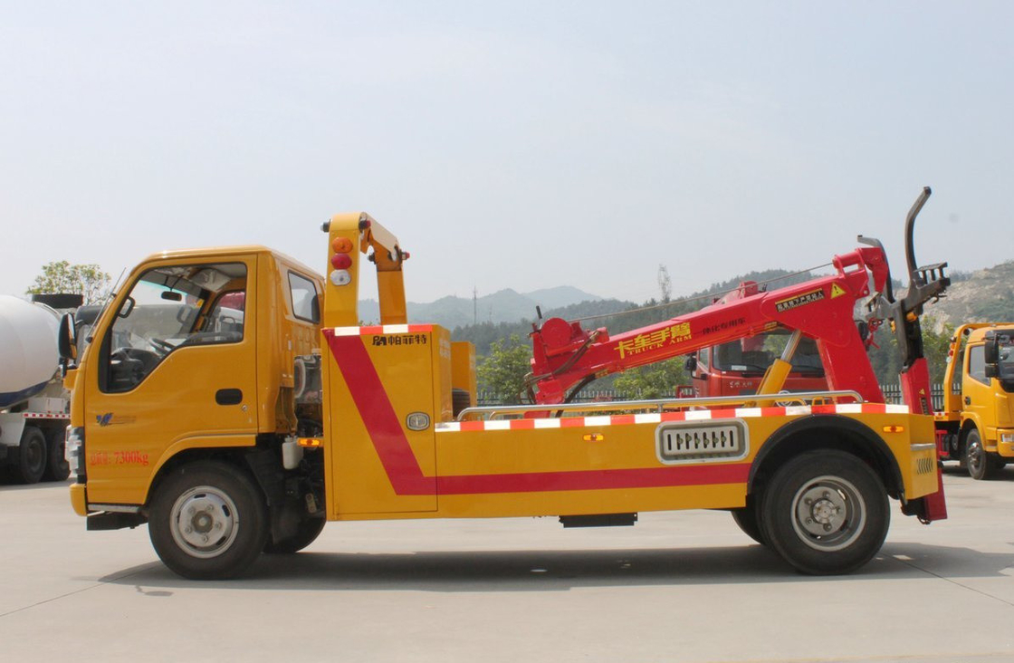 C' est une voiture d'occasion, Isuzu 600P, 4x2, 130 chevaux, charge de 3 tonnes, seule cabine.