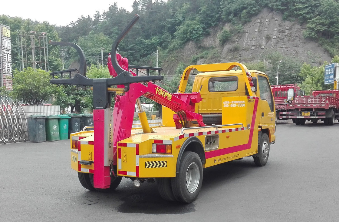 C' est une voiture d'occasion, Isuzu 600P, 4x2, 130 chevaux, charge de 3 tonnes, seule cabine.