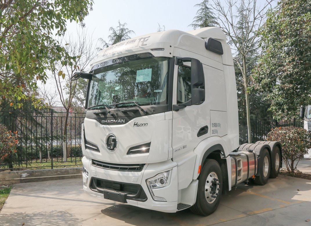 Tête de remorque Camion de couleur blanche 6*4 Shacman H6000 Cummins 490 ch Moteur 10 pneus Printemps à feuille