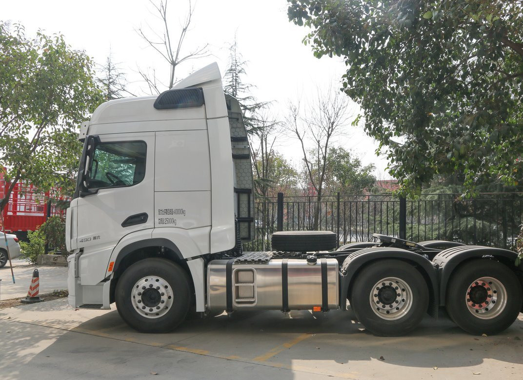 Tête de remorque Camion de couleur blanche 6*4 Shacman H6000 Cummins 490 ch Moteur 10 pneus Printemps à feuille