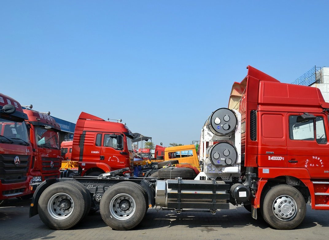 Shacman Truck Head 6*4 Drive Mode Cheval Tracteur GNL Grand pétrolier à gaz 380 chevaux Transports de charbon