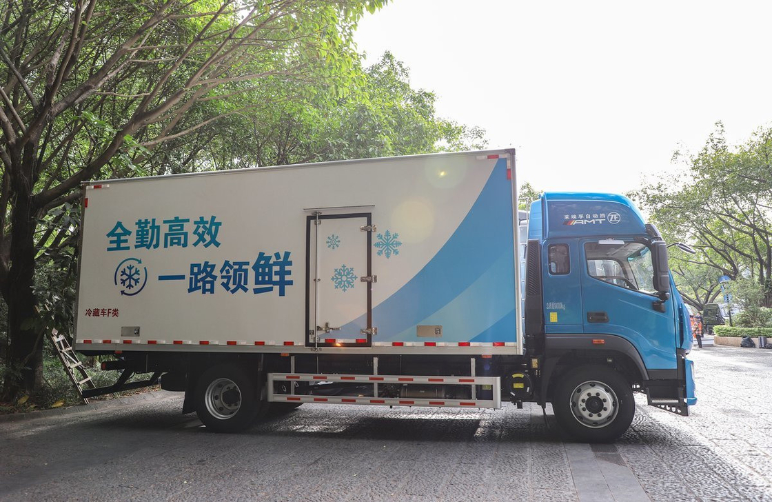 Boîte réfrigérée de taille moyenne Foton tout neuf chargement 10 tonnes moteur Yuchai 300hp LHD