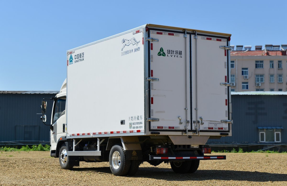 Camion congélateur à vendre Camion Sinotruck Howo 4*2 Camion réfrigérateur à un seul essieu Camion fourgon Carton 20 cubic