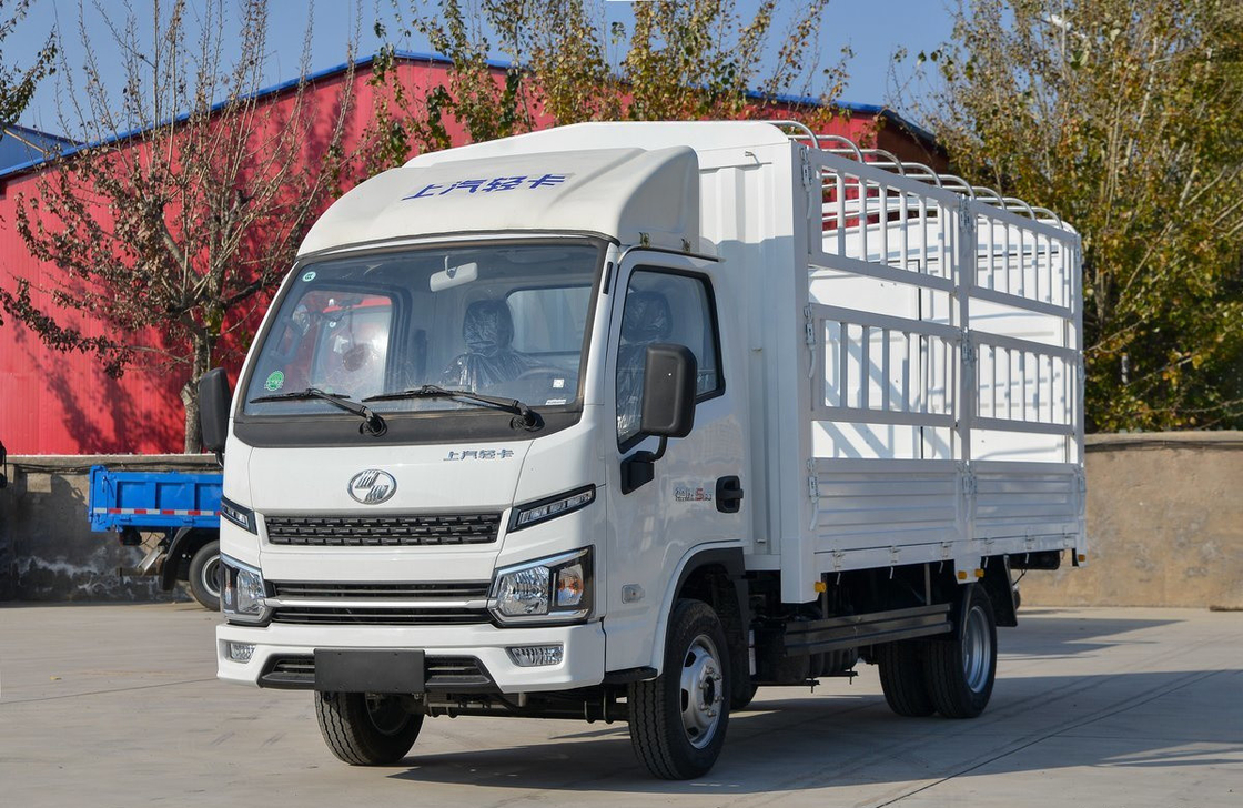 Petits camions de marchandises SAIC camion léger boîte de clôture 4 mètres moteur diesel à axe unique 95 ch