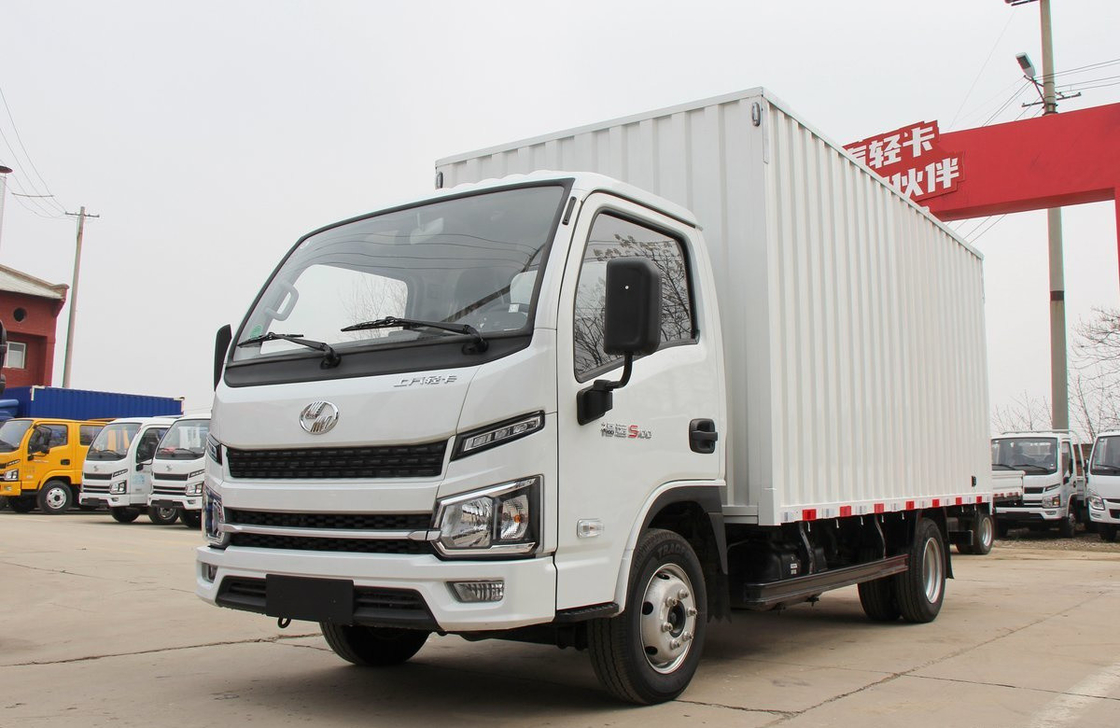 Camion de chargement SAIC Mini Camion 13,5m3 Box Cabine unique Moteur diesel à mousse à feuille de printemps Pour l'Afrique