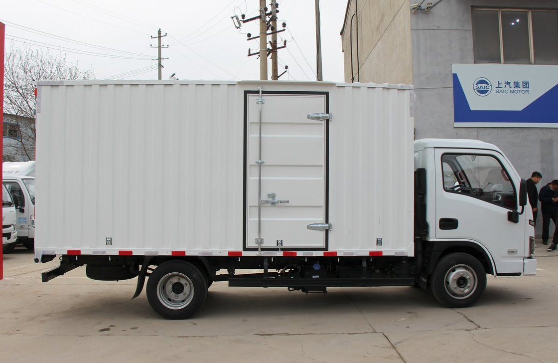 Camion de chargement SAIC Mini Camion 13,5m3 Box Cabine unique Moteur diesel à mousse à feuille de printemps Pour l'Afrique