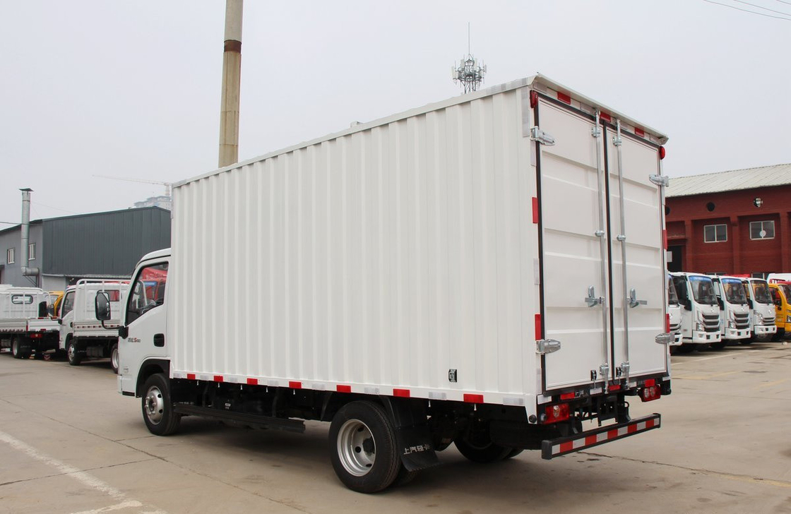 Camion de chargement SAIC Mini Camion 13,5m3 Box Cabine unique Moteur diesel à mousse à feuille de printemps Pour l'Afrique