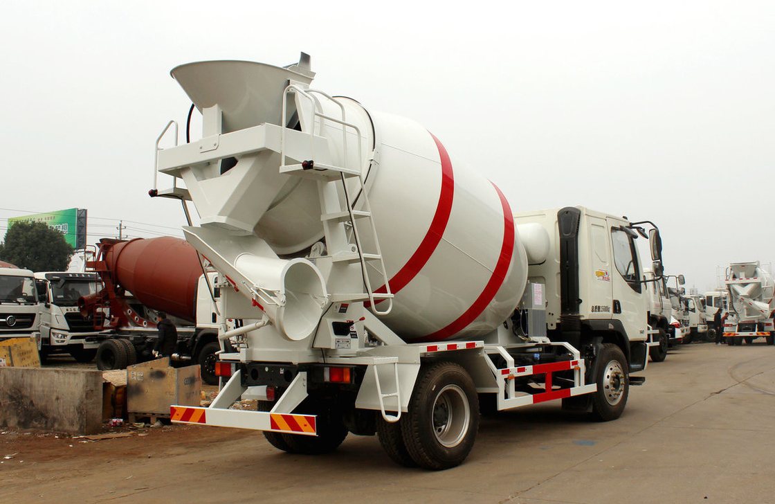 Camion mélangeur de béton Liuqi 4×2 avec 6 pneus Petit mélangeur de ciment 4 cubic Tanker Capacité 160 chevaux