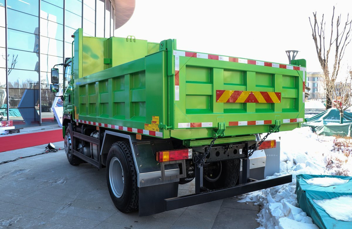 8 tonnes Petit camion-déchargeur à vendre Shacman Tipper 3,75 mètres Boîte à axe unique 200L pétrolier