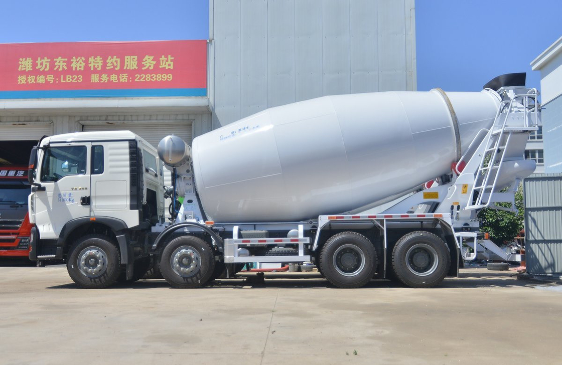 Camion à mélangeur lourd sur mesure 8 cube Sinotruck Howo T7 Cement Mixer avec 10 engrenages de vitesse