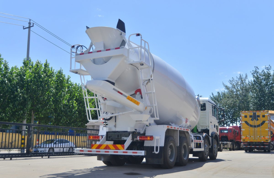 Camion à mélangeur lourd sur mesure 8 cube Sinotruck Howo T7 Cement Mixer avec 10 engrenages de vitesse