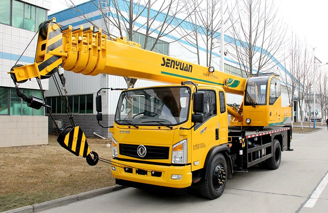 Une grue de camion d'occasion à vendre Dongfeng 16 tonnes avec cinq sections de bras droit