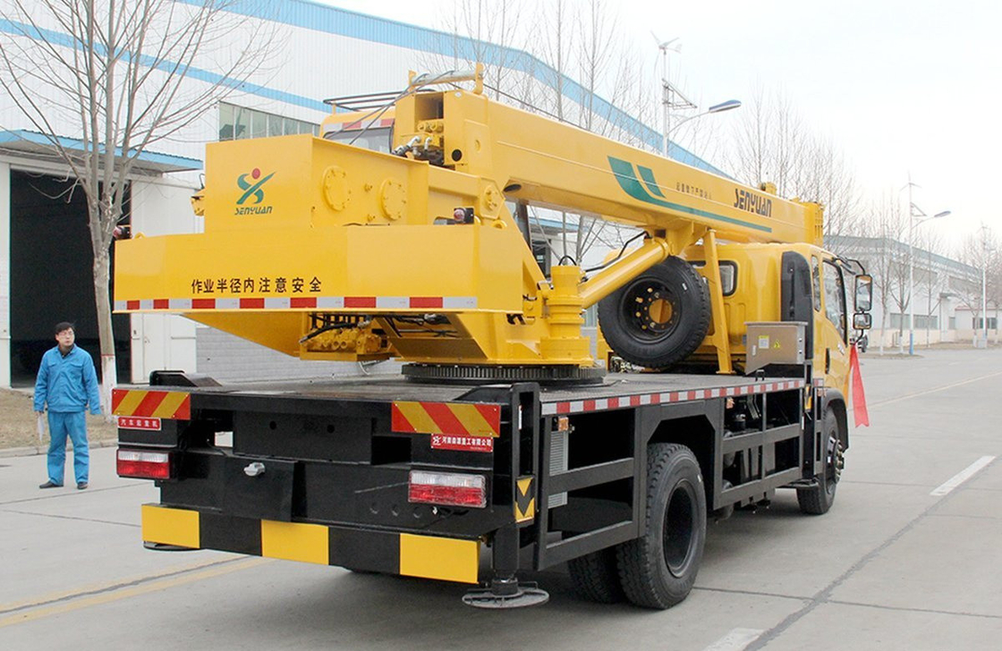 Une grue de camion d'occasion à vendre Dongfeng 16 tonnes avec cinq sections de bras droit