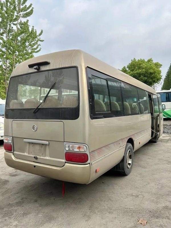 XML6770 28 sièges 7,7 mètres Golden Dragon Autobus de seconde main moyen Champagne Moteur avant doré